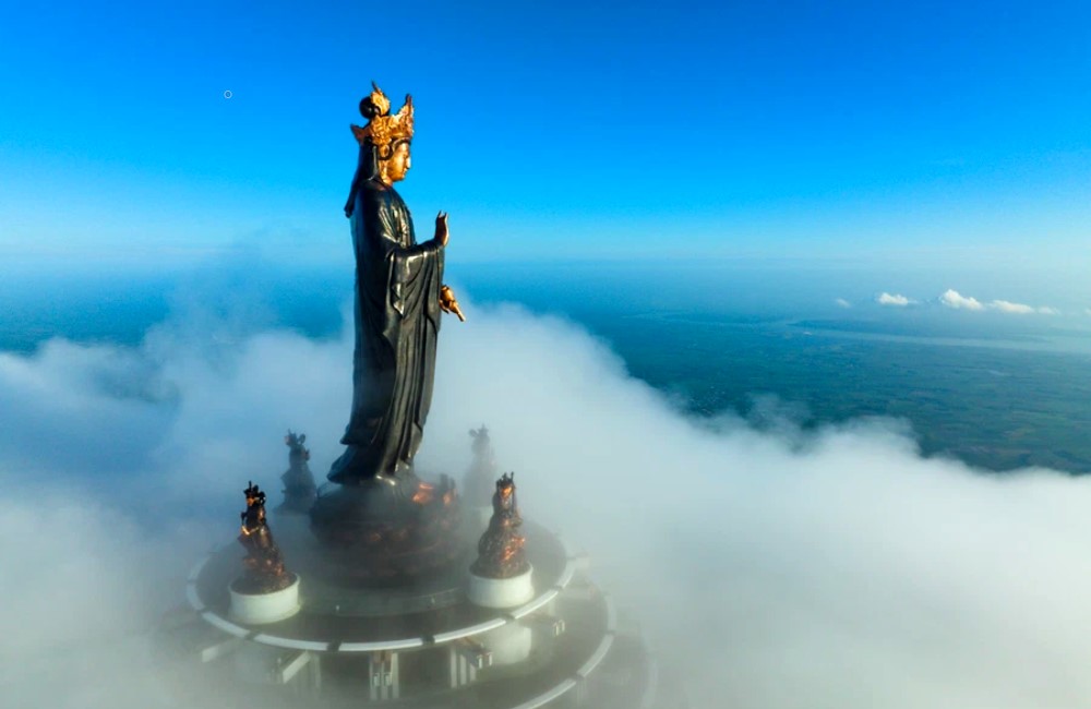 tượng Phật Bà trên đỉnh núi
